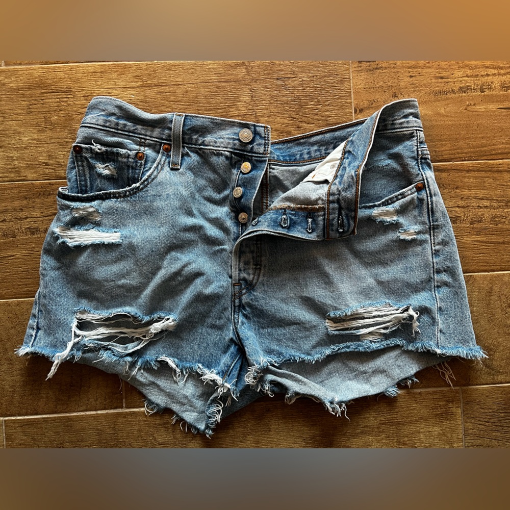 Levi’s 501 Cut-Off Button Fly denim shorts ✨ size 33